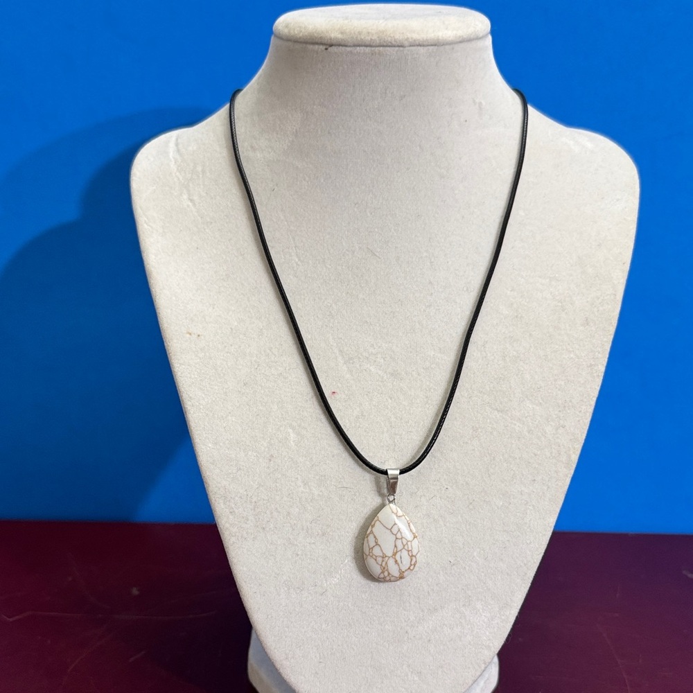 Elegant White and golden Natural Crystal Teardrop Pendant Necklace